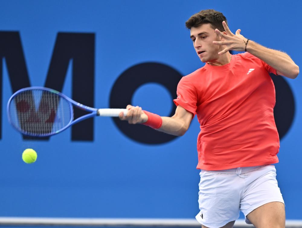 欧联对阵格拉茨风暴，卡拉布里亚打进挑球过人后精彩进球